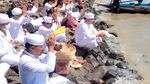 Melihat Khidmatnya Upacara Melasti di Kenjeran Surabaya