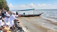 Dalam Upacara Melasti ini Ribuan umat Hindu berjalan kaki mengarak benda-benda suci dari Pura Segara. Upacara pun berjalan lancar dan khidmat. (Foto: Deny Prastyo Utomo/detikJatim)