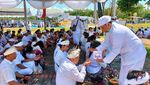 Melihat Khidmatnya Upacara Melasti di Kenjeran Surabaya