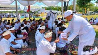 Upacara Melasti ini dalam Lontar Sundarigama bertujuan untuk sarining amerta reng tengah ing samudra. Mengambil tirta dari dasar laut tengah laut untuk menjadi air suci. (Foto: Deny Prastyo Utomo/detikJatim)