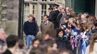 Pada foto, ia tampak bersebelahan dengan Dominic West yang memerankan Raja Charles III. Foto: PA Images via Getty Images/Andrew Milligan - PA Images
