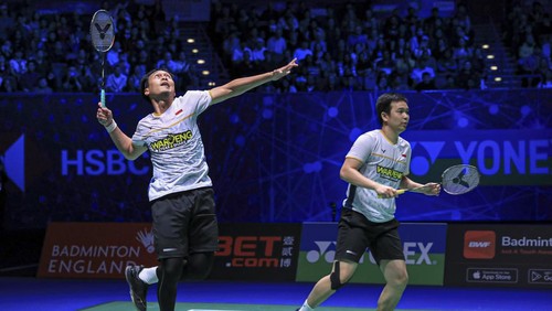 Pebulu tangkis ganda putra Indonesia Mohammad Ahsan (kiri) dan Hendra Setiawan (kanan) usai mengalahkan pebulu tangkis China Liang Wei Keng dan Wang Chang dalam pertandingan semifinal All England 2023 di Arena Birmingham, Inggris, Sabtu (18/3/2023). The Daddies melaju ke final usai menang atas Liang Wei Keng/Wang Chang dengan skor 21-15, 19-21, dan 29-27. ANTARA FOTO/HO/Humas PBSI/mrh/rwa.