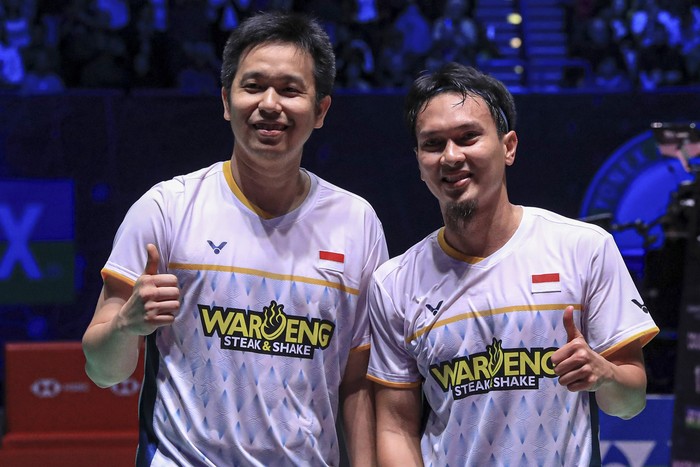 Pebulu tangkis ganda putra Indonesia Mohammad Ahsan (kiri) dan Hendra Setiawan (kanan) usai mengalahkan pebulu tangkis China Liang Wei Keng dan Wang Chang dalam pertandingan semifinal All England 2023 di Arena Birmingham, Inggris, Sabtu (18/3/2023). The Daddies melaju ke final usai menang atas Liang Wei Keng/Wang Chang dengan skor 21-15, 19-21, dan 29-27. ANTARA FOTO/HO/Humas PBSI/mrh/rwa.