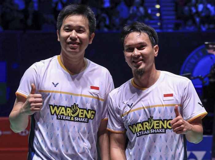 Pebulu tangkis ganda putra Indonesia Mohammad Ahsan (kiri) dan Hendra Setiawan (kanan) usai mengalahkan pebulu tangkis China Liang Wei Keng dan Wang Chang dalam pertandingan semifinal All England 2023 di Arena Birmingham, Inggris, Sabtu (18/3/2023). The Daddies melaju ke final usai menang atas Liang Wei Keng/Wang Chang dengan skor 21-15, 19-21, dan 29-27. ANTARA FOTO/HO/Humas PBSI/mrh/rwa.