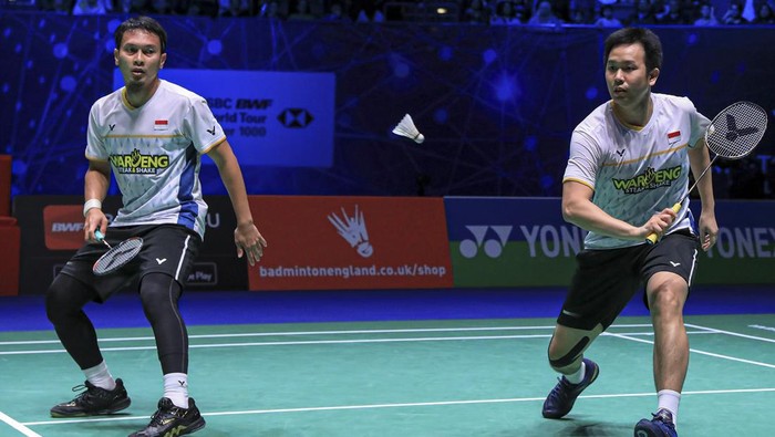 THE DADDIES MELAJU KE FINAL ALL ENGLAND 2023 Pebulu tangkis ganda putra Indonesia Mohammad Ahsan (kiri) dan Hendra Setiawan (kanan) usai mengalahkan pebulu tangkis China Liang Wei Keng dan Wang Chang dalam pertandingan semifinal All England 2023 di Arena Birmingham, Inggris, Sabtu (18/3/2023). The Daddies melaju ke final usai menang atas Liang Wei Keng/Wang Chang dengan skor 21-15, 19-21, dan 29-27. ANTARA FOTO/HO/Humas PBSI/mrh/rwa.