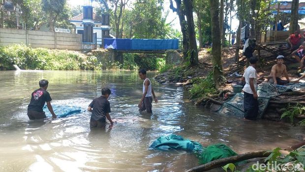 Tradisi cuci karpet masjid dan musala jelang Ramadan di Mata Air Umbulan, Pasuruan.
