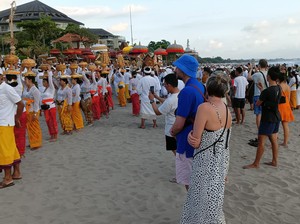 Tak Semua Berulah, Ada Bule Antusias Nonton Upacara Melasti di Bali