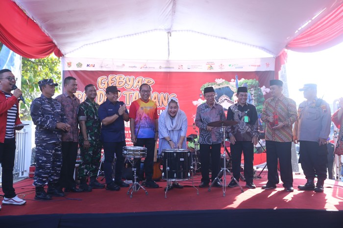 Wali Kota Semarang Hevearita Gunaryanti Rahayu mendorong pelaku UMKM di Kota Semarang untuk mengurus sertifikasi halal produknya.