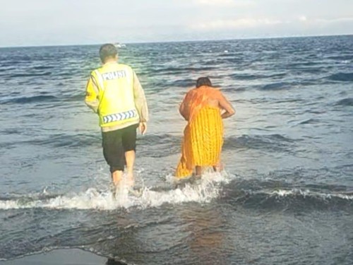 Polisi meminta KS menepi. Wanita asal Dawan, Klungkung itu berendam di Pantai Kampung Kusamba sejak pagi sampai sore, Minggu (19/3/2023). (Istimewa)