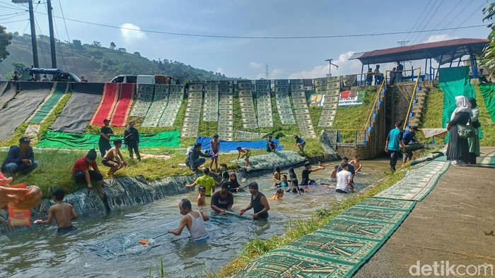 Warga Bandung ramai-ramai cuci karpet sambut Ramadan