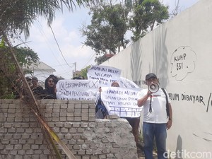 Aksi Pensiunan TNI Tutup Jalan Umum Berujung Didemo Warga