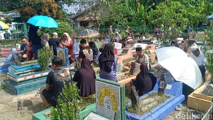 Ziarah kubur jelang Ramadhan di Jambi.