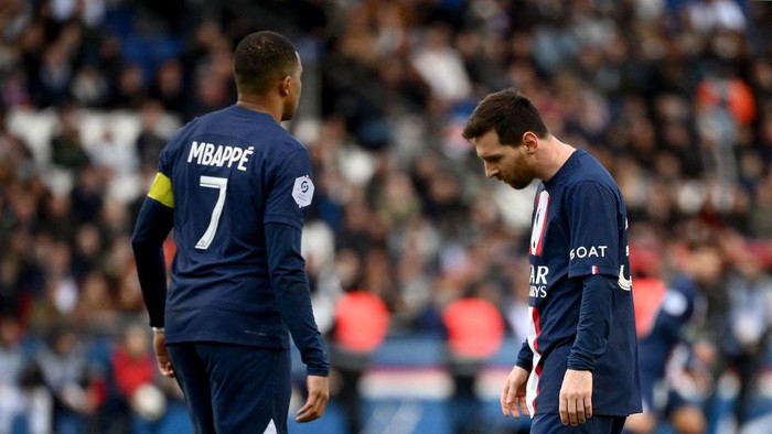 Paris Saint-Germains Argentine forward Lionel Messi (R) and Paris Saint-Germains French forward Kylian Mbappe react during the French L1 football match between Paris Saint-Germain (PSG) and Stade Rennais FC at The Parc des Princes Stadium in Paris on March 19, 2023. (Photo by FRANCK FIFE / AFP) (Photo by FRANCK FIFE/AFP via Getty Images)