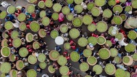 Seperti ini suasana lelang daun teh segar saat memasuki musim semi di kawasan Sichuan, China, Minggu (19/3/2023).