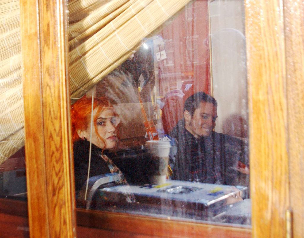 Kate Winslet dan Elijah Wood di lokasi syuting di New York. Foto ini dipotret pada 12 Januari 2003.