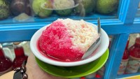 Tidak perlu diragukan lagi kenikmatan Es Sinar Garut Putra Pak H.Ucu yang sudah berdiri sejak 1958. Cabangnya di beberapa kawasan Jakarta. Es buah di sini diberi isian kelapa muda, alpukat, kelapa kopyor, kolang-kaling, tape dan cincau. Dilengkapi sirup gula, susu kental manis, dan sirup merah rasa pisang ambon. Foto : detikcom