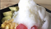 Diracik oleh Hj Samijem, es campur di Es Teler Sari Mulia tak boleh dilewatkan. Esnya diracik dengan alpukat, kelapa muda, nangka. santan, cincau, dan susu kental manis. Seporsinya Rp 22 ribuan saja. Foto :  Instagram @groupsarimulia