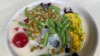 Dari tahun 1980, Es Campur Ko Acia sudah banyak digemari. Es campur ini diracik dengan 13 isian seperti cendol, alpukat, hingga sari kelapa. Seporsinya Rp 22 ribuan. Lokasinya di Jakarta Pusat. Foto : detikfood