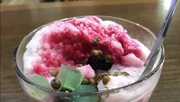Es Shanghai di PIK menawarkan es campur dengan topping cincau, cendol, nangka, kacang merah, tape, dan masih banyak lagi. Semangkuk es segar Rp 28 ribu. Foto :  Instagram @esshanghai