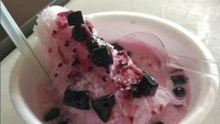 Di Pasar Lama Tangerang ada es campur manis segar yang diracik oleh kedai Es Butin. Es campurnya punya isian yang banyak seperti alpukatm kelapa, cincau, pacar China, cendol, dan jelly. Dibanderol mulai dari Rp 12 ribuan. Foto : Instagram @irvanovic
