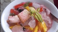 Tak kalah menarik ada es campur gerobakan di Cilegon bernama Es Campur Surabaya. Di tempat ini semangkuknya dilengkapi dengan alpukat, nanas, cincau, jeli, mutiara, dan potongan roti tawar. Menarik ya? Foto : Instagram @escampursurabaya.clg 