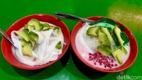 Beralih ke Bekasi, di warung Bakso Hj.Yatmin yang legendaris di Bekasi ada es campur enak. Isinya bervariasi mulai dari mutiara, alpukat, kelapa, jeli, dan susu kental manis. Dibanderol seharga Rp 16 ribuan saja. Foto : detikfood