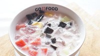 Di warung Bakso Super 88 Bekasi, ada juga es campur enak. Harganya Rp 18 ribuan dilengkapi potongan aneka buah segar, cincau, dan sirup. Foto : Bakso Super 88 (Gofood)
