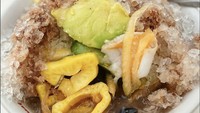 Jalan-jalan ke Jogja bisa mampir di Es Buah PK Pakuningratan yang semangkuknya diisi dengan alpukat, nangka, parutan kelapa, sawo, dan cincau. Dengan topping komplet harganya hanya Rp 8 ribuan loh. Foto : Instagram @esbuahpk.jogja