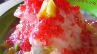 Bandung juga punya banyak penjual es campur enak, salah satunya es campur di Es Pa’Oyen 18 yang punya isian alpukat, kelapa muda, mutiara, nangka, dan susu kental manis. Harganya hanya Rp 18 ribuan. Foto : Mutiara