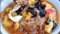Es Buah Campur Gerjen di Jogja juga bisa menjadi pilihan. Berjualan sejak tahun 1965, semangkuknya punya isian nangka, sawo, kelapa muda, alpukat, melon, kolang-kaling, tape, dan cincau. Harganya Rp 9000an saja. Foto : Instagram @tumbarmerica