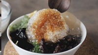 Es Pluit Acen terkenal dengan berbagai macam topping. Menu andalan mereka yaitu es campur super kombinasi terdiri dari nata de coo, peach, dan jelly. Es manis segar ini dibanderol mulai dari Rp 20 ribuan. Foto : Instagram @espluitacen