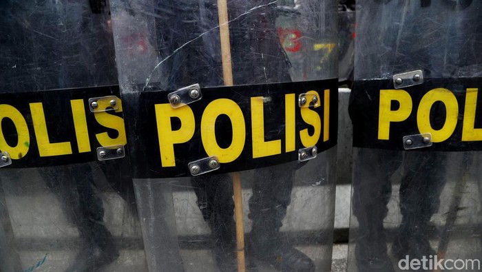 Lima polisi jadi calo penerimaan bintara di Jawa Tengah. Selain kelima pelaku, dua ASN Polri juga menjadi terlibat dalam percaloan penerimaan bintara itu.