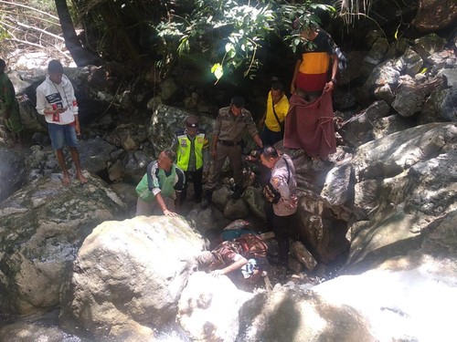 Tim gabungan melakukan pencarian terhadap korban terseret banjir Sungai Bikausaidjan di Desa Bitobe, Kecamatan Amfoang Tengah, Kabupaten Kupang, NTT, Senin (20/3/2023).