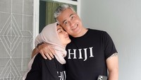 Adjie Pangestu menikahi Novita Petria yang usianya lebih muda 25 tahun pada 14 Mei 2017. Meski belum dikaruniai momongan rumah tangga Adjie Pangestu yang kini berusia 54 tahun dan Novita yang berusia 29 tahun tetap harmonis. Foto: dok. Instagram Adjie Pangestu