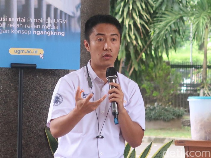 Ahli gizi kesehatan FKKMK UGM, Tony Arjuna, saat memberikan keterangan dalam acara Pojok Bulaksumur di selasar Gedung Pusat UGM, Sleman, Senin (20/3/2023).