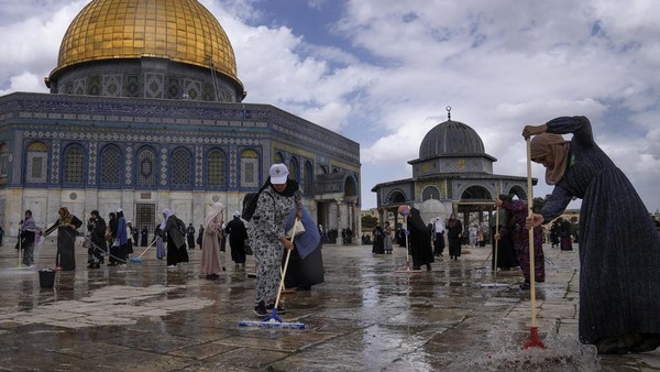 Aksi Bersih-bersih Kompleks Masjid Al Aqsa Sambut Ramadan