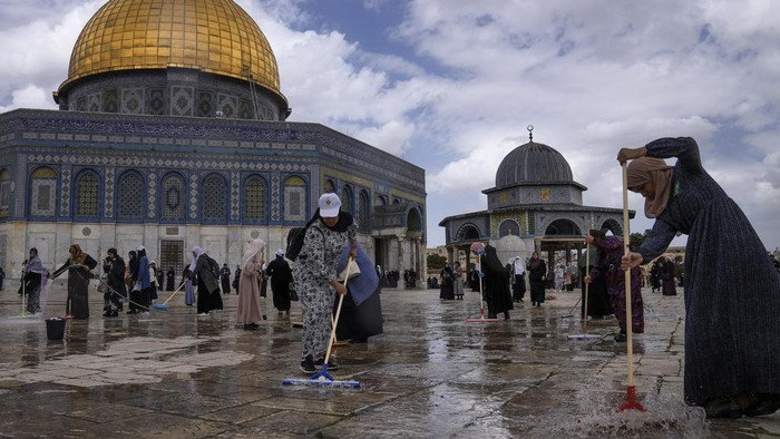 Palestinian volunteers clean the ground outside the Dome of Rock Mosque at the Al-Aqsa Mosque compound ahead of the Muslims holy month of Ramadan, in Jerusalems Old City, Saturday, March 18, 2023. (AP Photo/Mahmoud Illean)