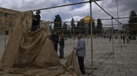 Relawan Palestina memasang pelindung matahari di kompleks Masjid Al-Aqsa sebagai persiapan menyambut bulan suci Ramadan. Pada bulan suci Ramadan, tak sedikit umat Muslim datang ke kompleks Masjid Al-Aqsa untuk beribadah.  