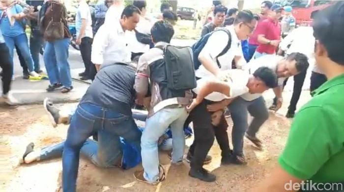 Aksi demo mahasiswa dan korban KSP di Batam berakhir ricuh. (Alamudin Hamapu/detikSumut)