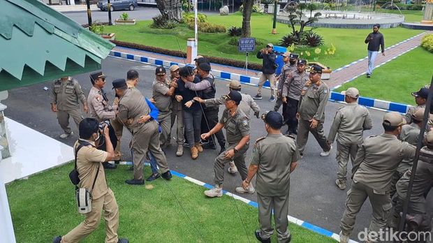 Aksi mahasiswa demo rumdin Bupati Jombang berakhir ricuh