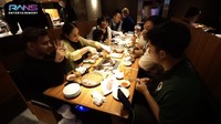 Ini keseruan Alshad Ahmad makan yakiniku bareng Nagita Slavina, Keanu, dan Fadil Jaidi. Cita rasanya sudah pasti nikmat karena langsung makan di Jepang. Foto: YouTube Rans Entertainment