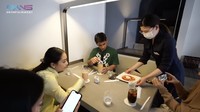 Alshad juga diajak Nagita Slavina menikmati kopi dan Crêpes Suzette di Jepang. Mereka mampir untuk santai menghabiskan sisa hari. 