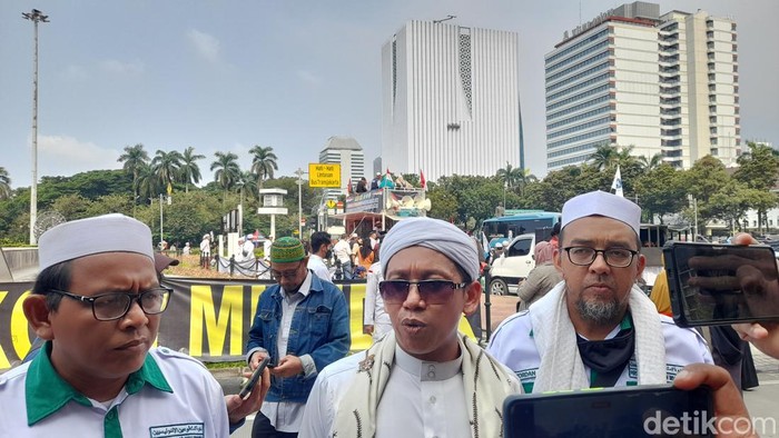 Alumni 212 demonstrasi menolak kedatangan timnas Israel untuk bermain di Piala Dunia U-20 di Indonesia. Alumni 212 menolak Israel karena menjajah Palestina. (Ilham Oktafian/detikcom)