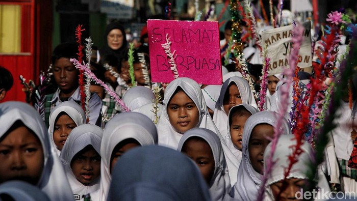 Jelang bulan suci Ramadan, sejumlah murid sekolah MI Al Muzayyanah menggelar pawai di kawasan Semper Barat, Cilincing, Jakarta Utara.