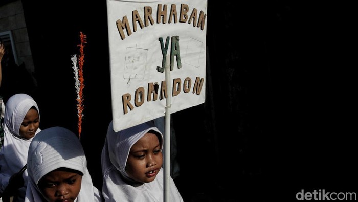 Jelang bulan suci Ramadan, sejumlah murid sekolah MI Al Muzayyanah menggelar pawai di kawasan Semper Barat, Cilincing, Jakarta Utara.
