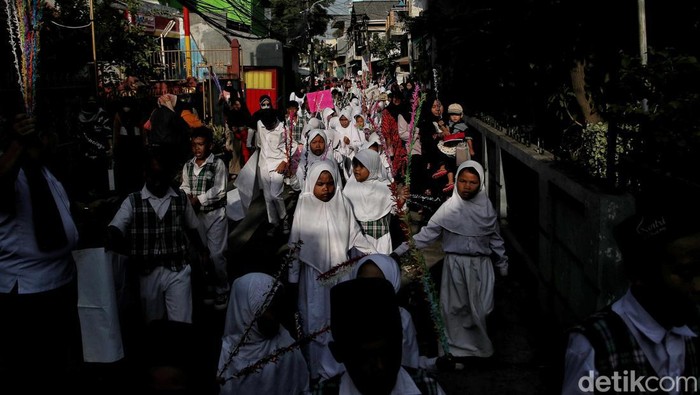 Jelang bulan suci Ramadan, sejumlah murid sekolah MI Al Muzayyanah menggelar pawai di kawasan Semper Barat, Cilincing, Jakarta Utara.