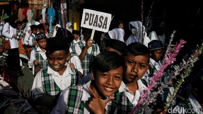 Jelang bulan suci Ramadan, sejumlah murid sekolah MI Al Muzayyanah menggelar pawai di kawasan Semper Barat, Cilincing, Jakarta Utara.