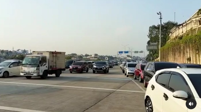 Antrean kendaraan di Tol Desari menuju GT Cilandak Utama