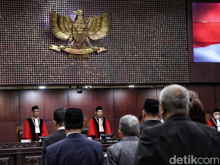 Anwar Usman dan Saldi Isra terpilih menjadi Ketua dan Wakil Ketua Mahkamah Konstitusi (MK) masa jabatan 2023-2028. Keduanya pun mengucapkan sumpah jabatan hari ini.