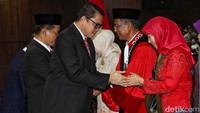 Selain Jokowi, pengucapan sumpah juga dihadiri oleh Wakil Ketua MPR Muhammad Hidayat Nur Wahid, Wakil Ketua DPR Lodewijk Freidrich Paulus, Menko Polhukam Mahfud Md, Menteri Perhubungan Budi Karya, Menteri ATR/BPN Hadi Tjahjanto, Menteri Hukum dan HAM Yasonna Laoly, Ketua Badan Nasional Penanggulangan Terorisme (BNPT) Boy Rafli Amar, Ketua Dewan Kehormatan Penyelenggara Pemilu (DKPP) Heddy Lugito, dan pejabat lainnya.